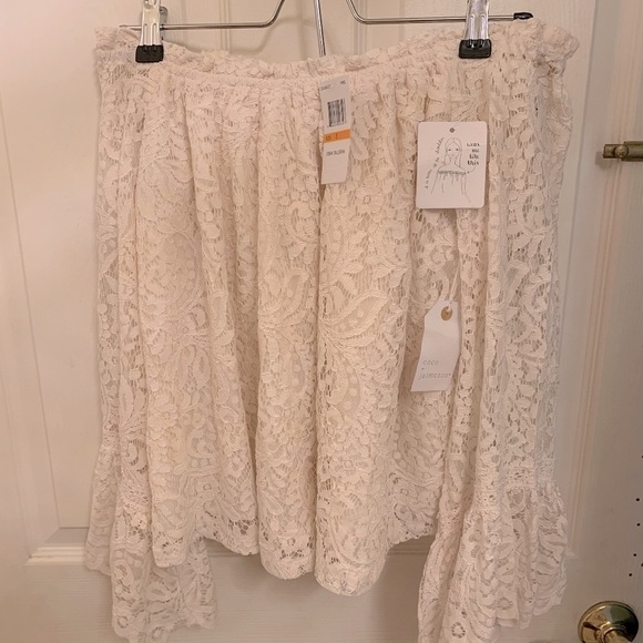 Coco + Jaimeson off shoulder lace Top NWT - Picture 5 of 16